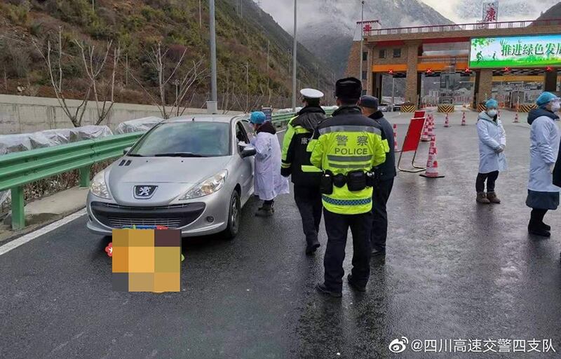 交警和医护人员在甘孜检查站做检疫工作(受访人提供 / 微博)