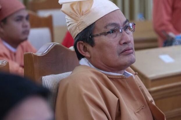 မွန်ပြည်နယ်ဝန်ကြီးချုပ် ဒေါက်တာအေးဇံကို မွန်ပြည်နယ်လွှတ်တော်မှာ တွေ့ရစဉ်