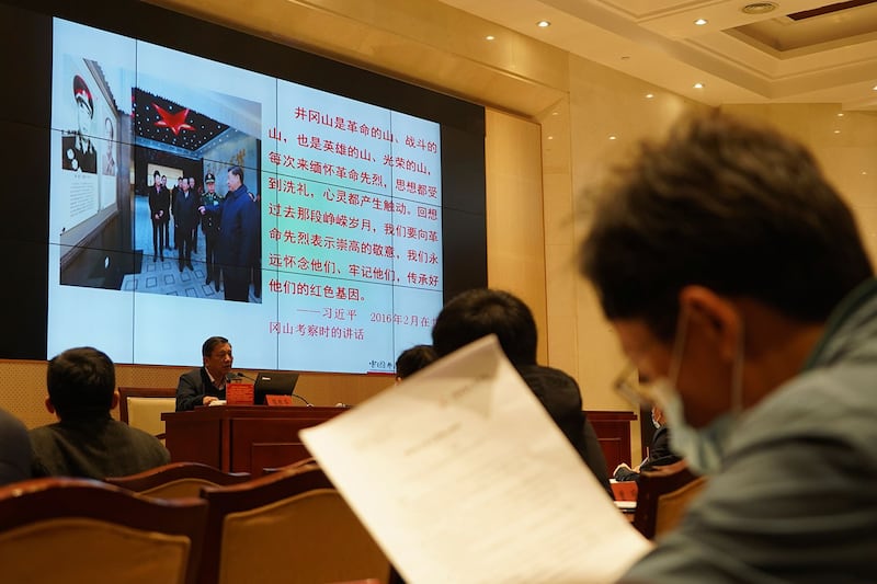 2021 年 4 月 9 日,一名讲师在中江西省井冈山的中国行政领导学院为学生授课。(美联社)