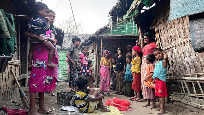 ရခိုင်ပြည်နယ်၊ စစ်တွေမြို့နယ်၊ သဲချောင်း ရိုဟင်ဂျာဒုက္ခသည်စခန်းတွင် ခိုလှုံနေကြသူများအား ၂၀၂၃ ခုနှစ်၊ မတ်လ ၂၂ ရက်နေ့က တွေ့ရစဉ်။ (Photo: RFA)