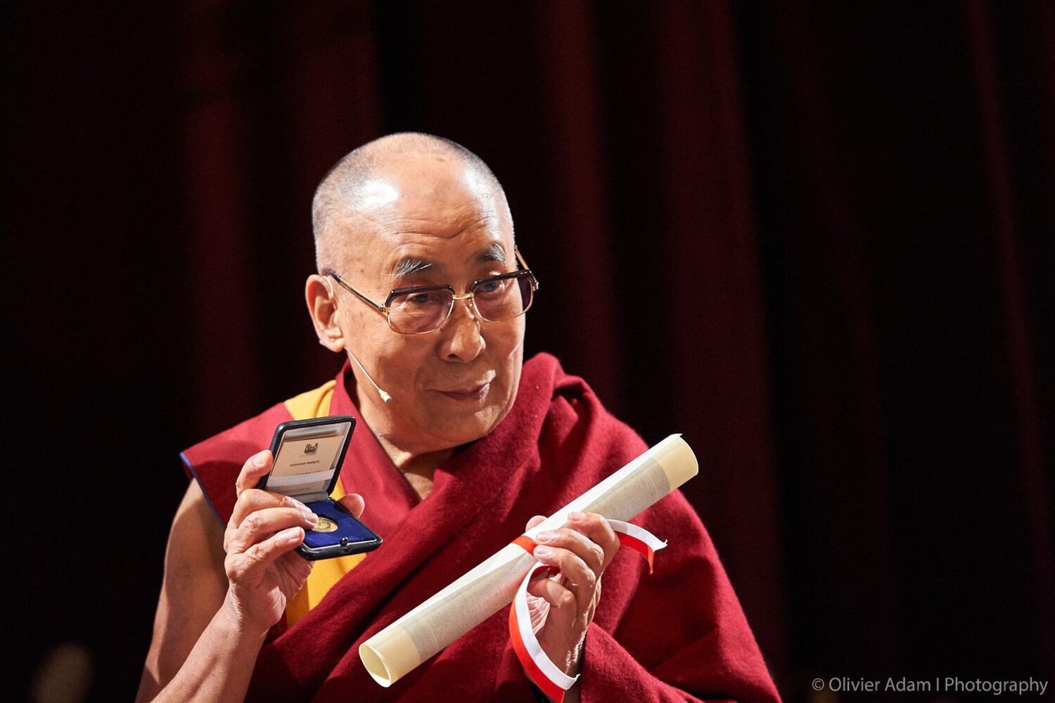 ཨི་ཊཱ་ལིའི་མི་ལཱན་གྲོང་ཁྱེར་གྱིས་༧གོང་ས་མཆོག་ལ་གྲོང་ཁྱེར་གྱི་ཆེས་མཐོའི་མི་སེར་གྱི་ཕྱག་འཁྱེར་འབུལ་སྐབས། ༢༠༡༦།༡༠།༢༠