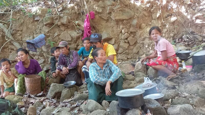 KNU ထိန်းချုပ်နယ်မြေ ညောင်လေးပင်ခရိုင်အတွင်း တိုက်ပွဲများကြောင့် ထွက်ပြေးနေရသည့် စစ်ဘေးဒုက္ခသည်များအား ၂၀၂၂ ခုနှစ် ဇန်နဝါရီလ ၂၇ ရက်နေ့က တွေ့ရစဉ်။ (Photo: 𝗞𝗮𝗿𝗲𝗻 𝗡𝗮𝘁𝗶𝗼𝗻𝗮𝗹 𝗨𝗻𝗶𝗼𝗻)