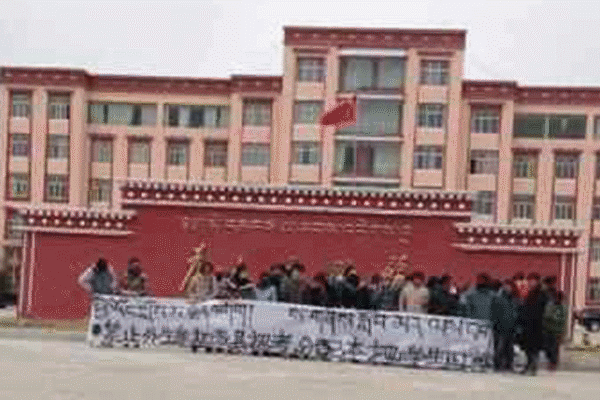 ཨ་མདོ་རྨ་ཆུ་རྫོང་ཐོག་ཏུ་བོད་རིགས་སློབ་ཐོན་པ་ཚོས་ཞུ་འབོད་ཀྱི་ལས་འགུལ་སྤེལ་བཞིན་པ།