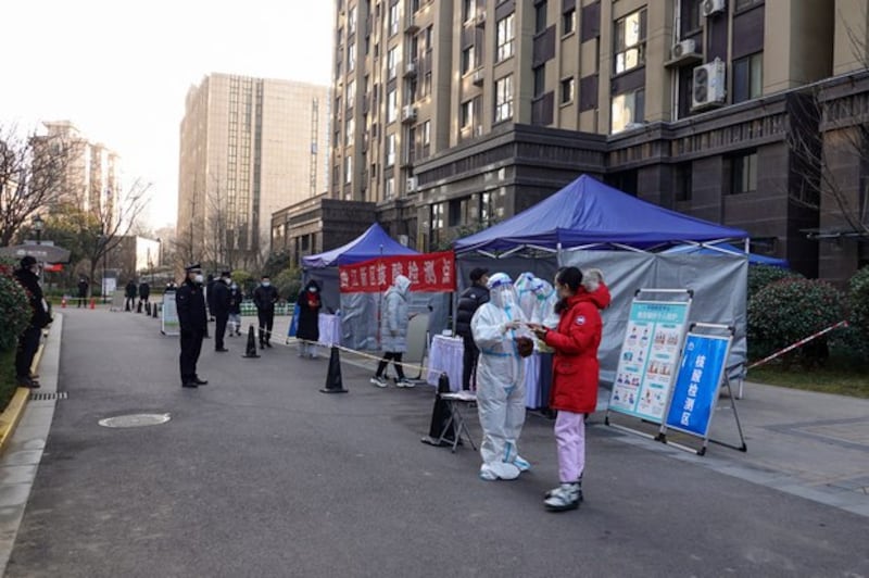 西安部分居民正在准备接受核酸检测(法新社)
