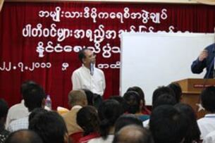 အမျိုးသားဒီမိုကရေစီ အဖွဲ့ချုပ်က လုပ်ဆောင်နေတဲ့ ပါတီဝင်များ အရည်အချင်း မြှင့်တင်ရေး အစီအစဉ်မှာ ၂၀၁၁ ခုနှစ် ဇူလိုင်လ ၂၂ ရက်နေ့က တောင်ကိုရီးယားနိုင်ငံ အီဝါ အမျိုးသမီး တက္ကသိုလ် (Ewha Woman’s University) က ပါမောက္ခ ၂ ဦးက တပတ်ကြာ လာရောက် ပို့ချသည်။