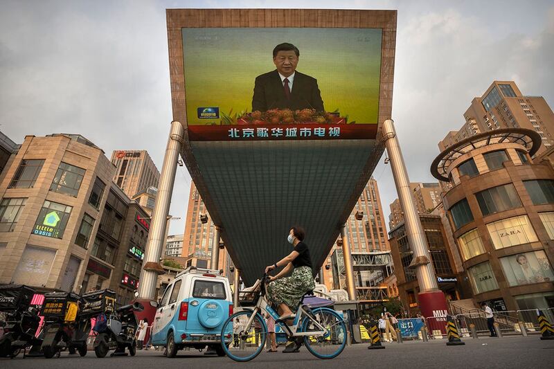 在北京购物中心外,屏幕播放习近平的画面。(美联社)