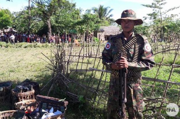 ရခိုင်ပြည်နယ် ရသေ့တောင်မြို့နယ် အနောက်ပြင်ကျေးရွာမှာ လုံခြုံရေးယူနေတဲ့ စစ်သားတစ်ဦးကို တွေ့ရစဉ်