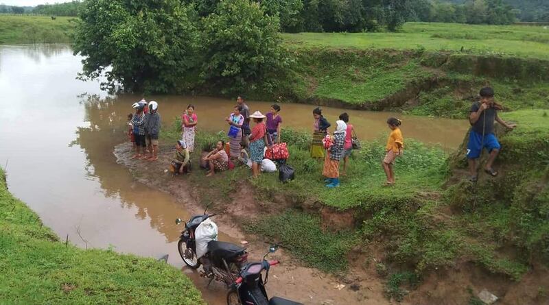 ၂၀၂၂ ခုနှစ် ဇူလိုင်လ ၉ ရက်နေ့က ကျိုက်ထိုမြို့နယ်မှာ စစ်ကောင်စီတပ် လက်နက်ကြီးများဖြင့် ပစ်ခတ်မှုကြောင့် ပြည်သူတွေ ထွက်ပြေးနေရစဥ် (Photo: KNU)
