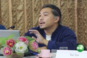 မြန်မာနိုင်ငံရဲ့ နိုင်ငံခြား ရင်းနှီးမြုပ်နှံမှုနှင့် သဘာဝပတ်ဝန်းကျင်ဆိုင်ရာ ပြောင်းလဲခြင်း ခေါင်းစဉ်နှင့် မြန်မာ့နိုင်ငံ ရင်းနှီးမြုပ်နှံမှုအကြောင်း ထိုင်းနိုင်ငံ ချင်းမိုင်တက္ကသိုလ်မှာ ပြုလုပ်သည့် ဆွေးနွေးပွဲတွင် မြန်မာနိုင်ငံ မြစ်ကြောင်းများဆိုင်ရာ ကွန်ယက်အဖွဲ့ တာဝန်ခံ ကိုစိုင်းစိုင်း ဆွေးနွေးနေစဉ်။