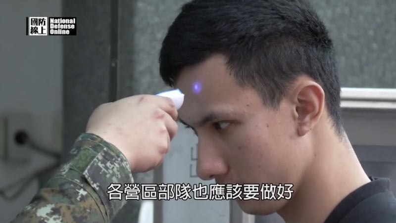 国军进入营区必须量测体温。(取自军闻社)