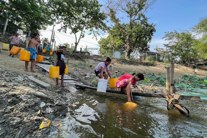 ရန်ကုန်မြစ်တစ်ဘက်ကမ်း ဒလမြို့နယ်တွင် နေထိုင်သည့် ပြည်သူများ သောက်သုံးရေခပ်ယူနေကြသည်အား ၂၀၂၃ ခုနှစ် မေလ ၂ ရက်နေ့က တွေ့ရစဉ်။ (Photo: RFA)