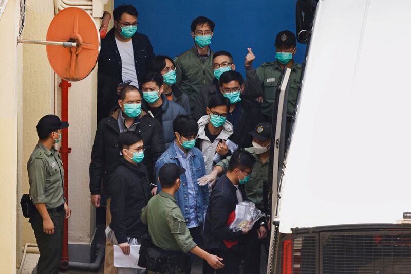 2021年3月2日,香港,支持民主运动的人士因国家安全法的指控而走上监狱车前往法院。 (路透社)