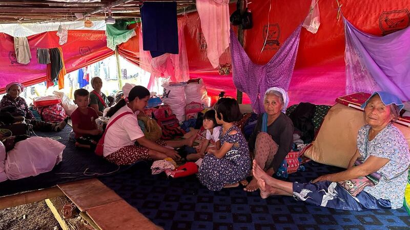 တိုက်ပွဲများကြောင့် ရှမ်းပြည်နယ်မြောက်ပိုင်း၊ လားရှိုးမြို့ပေါ်ကို ထွက်ပြေးလာကြသည့် သိန္နီမြို့နယ်အတွင်းမှ ဒုက္ခသည်များအား ၂၀၂၃ ခုနှစ်၊ နိုဝင်ဘာလ ၂၃ ရက်နေ့က တွေ့ရစဉ်။ (Photo: RFA)