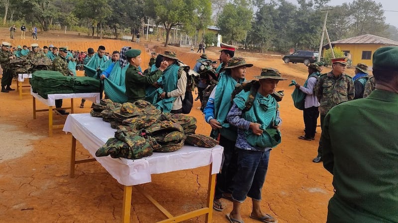 ပြည်သူ့စစ်မှုထမ်း သင်တန်းသားများအား ၂၀၂၅ ခုနှစ်၊ ဇန်နဝါရီလ ၂၃ ရက်နေ့က စစ်၀တ်ပစ္စည်းများ ထုတ်ပေးနေသည်ကို တွေ့ရစဉ်။ (Telegram/ ပြည်သူ့စစ်မှုထမ်းများ စုစည်းရာ)