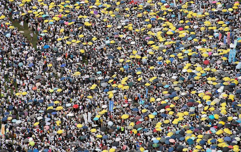 2019年6月9日,香港民间人权阵线举行反对修订《逃犯条例》的大游行,示威群众要求当局废除拟议中的把犯人引渡到中国的法案。示威者手持黄色遮阳伞,这是占领中环运动的象征。(路透社)