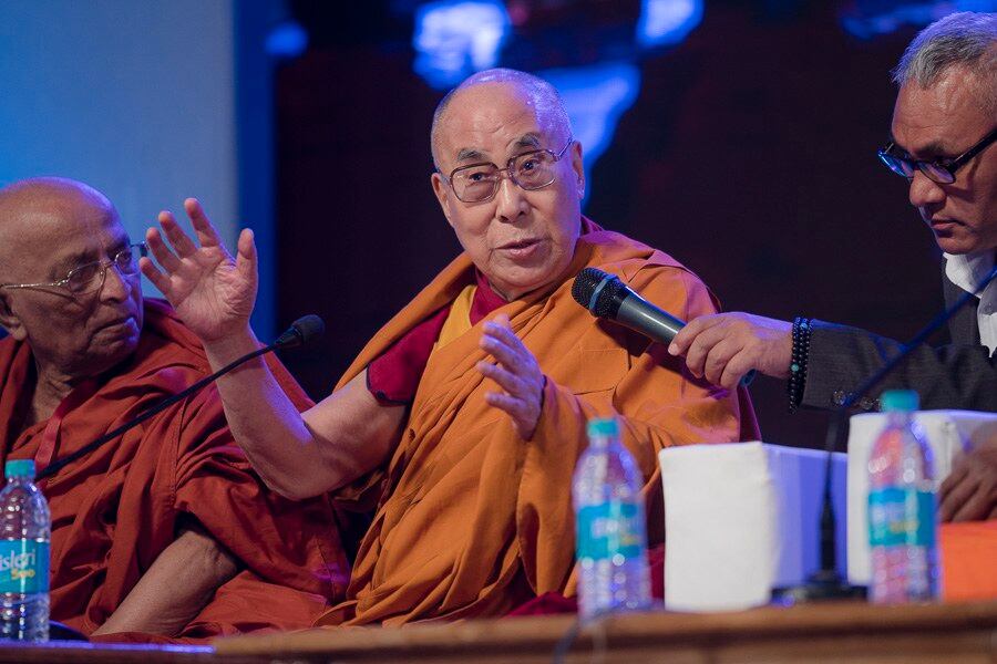 ༧གོང་ས་༧སྐྱབས་མགོན་ཆེན་པོ་མཆོག་ནས་རྒྱལ་པོའི་ཁབ་ཏུ་བསྐོང་ཚོགས་གནང་པའི་རྒྱལ་སྤྱིའི་ནང་པའི་ལྷན་ཚོགས་ཀྱི་ཉིན་གཉིས་པར་བཀའ་སློབ་སྩོལ་བཞིན་པ།