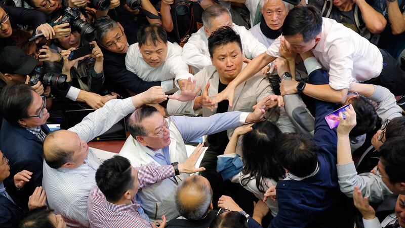 2019年5月11日,《逃犯条例》修订草案的争议在香港不断升级,民主和建制两派议员在立法会“争夺阵地”的过程中发生推撞,导致数名议员受伤。 (美联社)