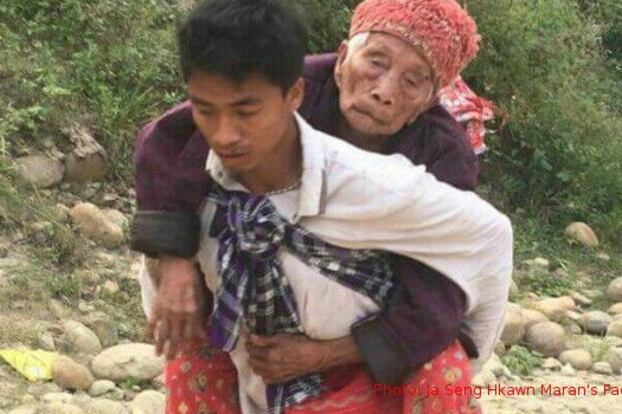 အင်ဂျန်းယန်မြို့နယ်တဝိုက်က တိုက်ပွဲတွေကြောင့် ထွက်ပြေးလာတဲ့ မြေးအဘွားကို ၂၀၁၈ ခုနှစ် ဧပြီလ ၂၆ ရက်နေ့က တွေ့ရစဉ်
