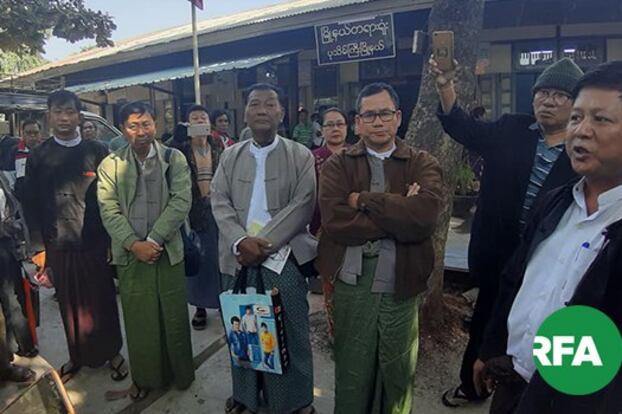 မဟော်သဓာကျောင်း ကော်မတီဝင်အချို့နဲ့ လာရောက်ဝန်းရံသူများကို တွေ့ရစဉ်
