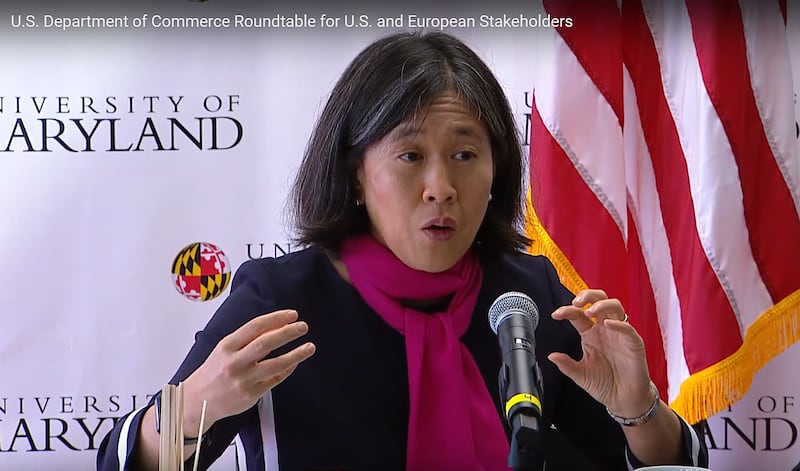 美国贸易代表戴琪表示:“我们不能只关注乌克兰战争对供应链造成的破坏。 我们还需要解决我们供应链集中在中国的问题,这也加剧了我们的脆弱性,尤其是在关键技术方面。”(视频截图)