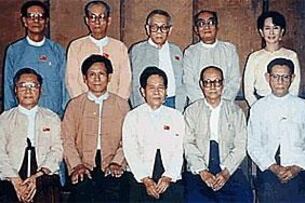 ပြည်သူ့လွှတ်တော် ကိုယ်စားပြု ကော်မတီကို ၁၉၉၈ ခုနှစ် စက်တင်ဘာ ၁၆ရက်နေ့တွင် ဖွဲ့စည်းလိုက်သည့် မှတ်တမ်းဓာတ်ပုံ ဖြစ်ပါသည်။ (ရှေ့တန်း၊ ဝဲမှယာ) ဦးလွင်၊ ဦးအေးသာအောင်၊ ဦးအောင်ရွှေ၊ ဦးသန်းထွန်း၊ ဦးတင်ဦး၊ (နောက်တန်း၊ ဝဲမှယာ) ဦးလှဖေ၊ ဦးစိုးမြင့်၊ ဦးလွန်းတင်၊ ဦးညွန့်ဝေ၊ ဒေါ်အောင်ဆန်းစုကြည်။ (Photo:Courtesy of NCGUB)