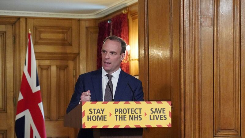 英国外交大臣拉布(Dominic Raab)则解释,这个数字反映的不是疫情急速恶化,而是政府第一次将养老院等非医院机构的死亡个案一併计算在内,才会导致数字飙升。(法新社图片)