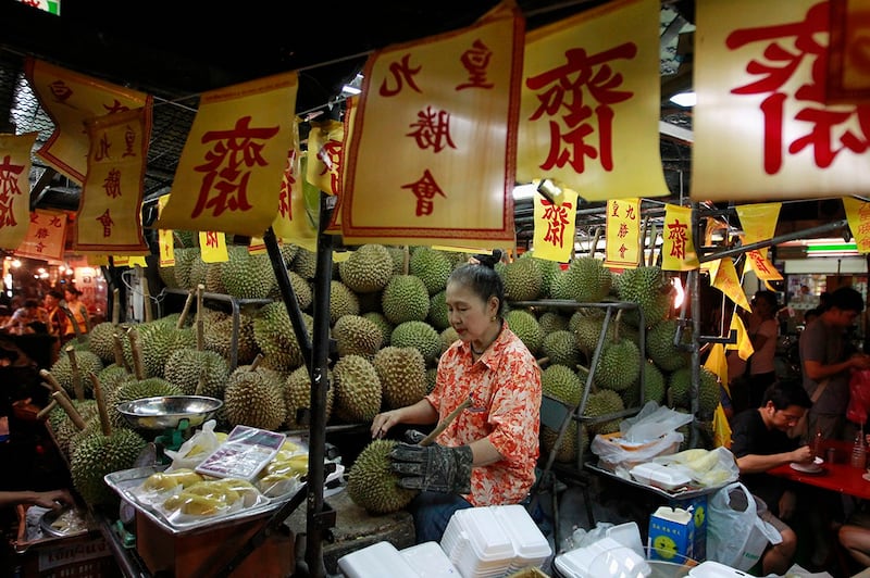 图为曼谷唐人街一榴莲档口;近一年,越南成继泰国后,第二个获中国榴莲准入的国家。(路透社图片)