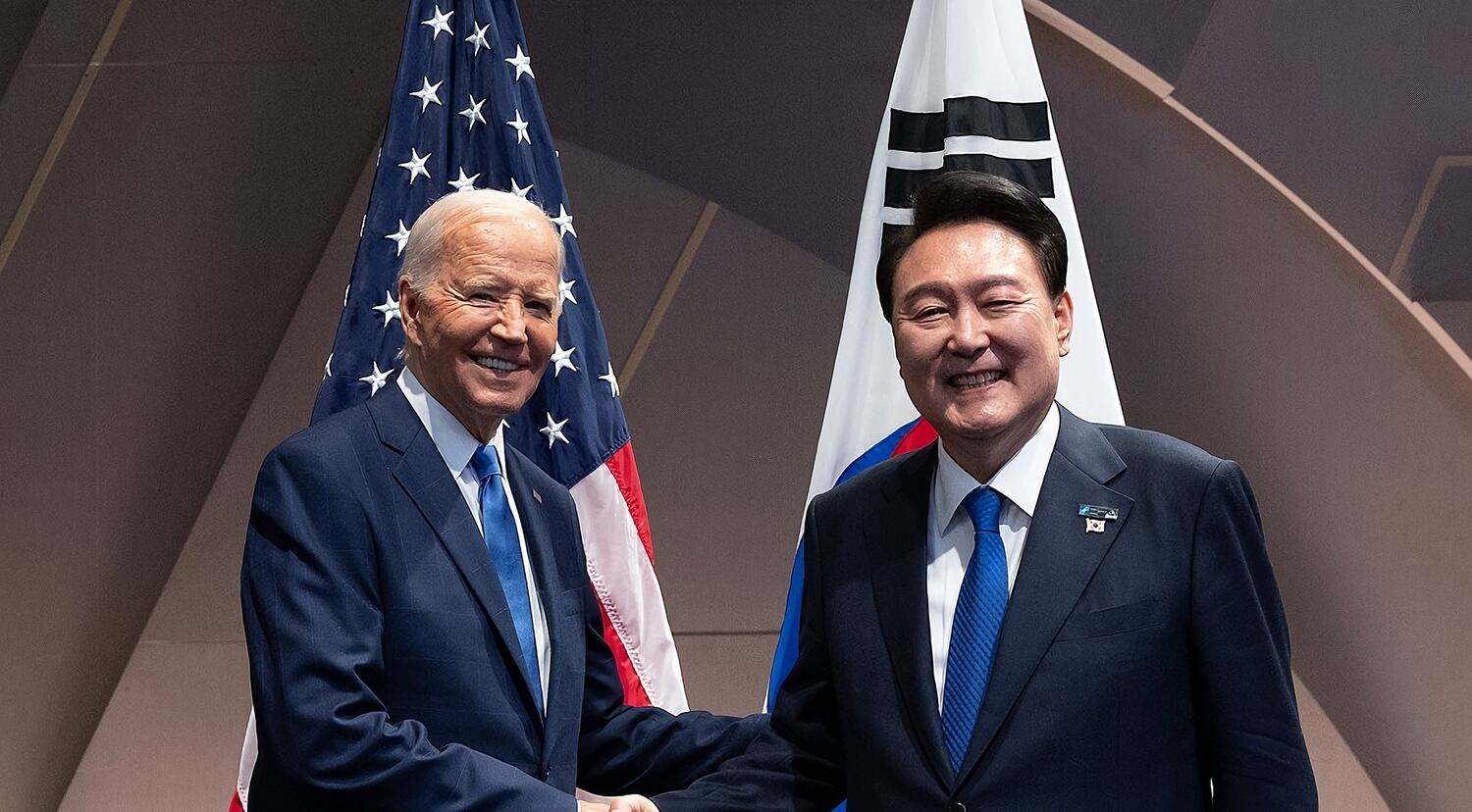 북대서양조약기구(NATO·나토) 정상회의에 참석한 윤석열 대통령과 조 바이든 미국 대통령이 11일(현지시간) 미국 워싱턴DC 월터 E. 워싱턴 컨벤션센터에서 열린 한미 정상회담에서 악수하고 있다.
