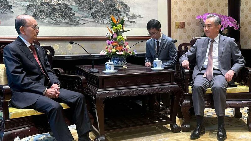 သမ္မတဟောင်း ဦးသိန်းစိန်နှင့် တရုတ်နိုင်ငံခြားရေးဝန်ကြီး ဝမ်ယိတို့ တရုတ်နိုင်ငံ ဘေကျင်းမြို့ရှိ နိုင်ငံတော် ဧည့်ဂေဟာတွင် ၂၀၂၄ ခုနှစ် ဇွန်လ ၂၉ ရက်နေ့က တွေ့ဆုံစဉ်။ (Photo: Ministry of Foreign Affairs Myanmar)