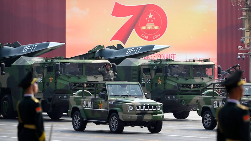 中国国庆70周年阅兵活动中展示的东风17新型导弹。(美联社)