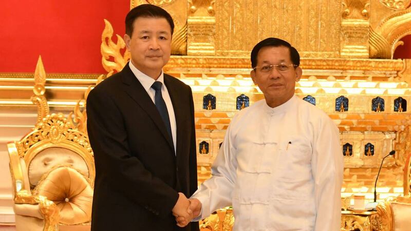 စစ်ကောင်စီ ဥက္ကဋ္ဌ ဗိုလ်ချုပ်မှူးကြီး မင်းအောင်လှိုင်နှင့် တရုတ်ပြည်သူ့လုံခြုံရေးဝန်ကြီး ဝမ်ရှောက်ဟွန် (Wang Xiaohong) တို့ ၂၀၂၃ ခုနှစ် အောက်တိုဘာ ၃၁ ရက်နေ့က နေပြည်တော်တွင် တွေ့ဆုံခဲ့စဉ်။ (Photo: Myanmar Military)