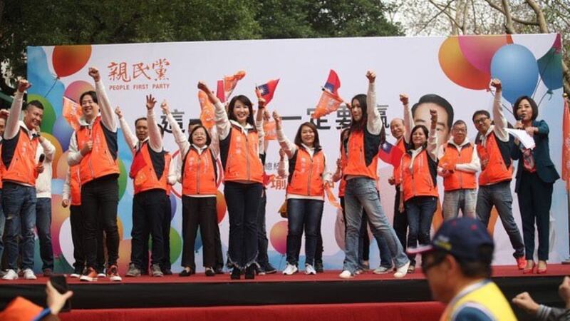 亲民党主席宋楚瑜投入参选总统,有企业家郭台铭子弟兵加入,美女牌尽出吸眼球。(亲民党脸书)