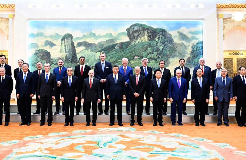 2024年3月27日,中国国家主席习近平在北京人民大会堂与美国工商界高管合影。(Shen Hong/Xinhua via AP)