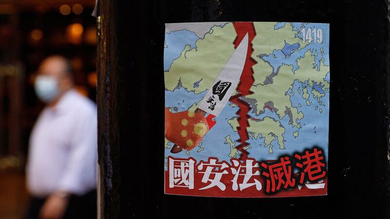 资料图片：2020年7月2日，香港街道上贴出抗议国家安全法的标语。（美联社）