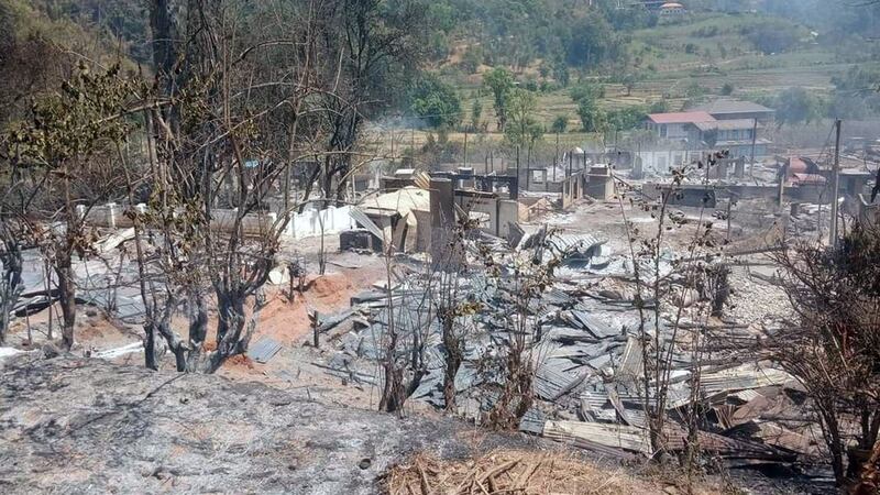 မီးရှို့ဖျက်ဆီးခံရသည့် ရှမ်းပြည်နယ်တောင်ပိုင်း၊ ဟိုပုံးမြို့နယ်၊ မဲနယ်တောင်ဒေသ၊ နမ့်ဟူးရွာရှိ နေအိမ်များအား ၂၀၂၄ ခုနှစ်၊ မတ်လ ၁၃ ရက်‌နေ့တွင် PNLA မှ ထုတ်ပြန်ထားစဉ်။ (Photo: elegram/ PNLA News&Info)
