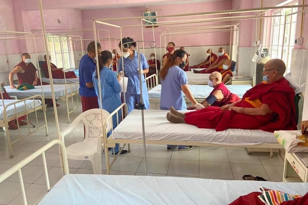 སེར་བྱེས་གྲྭ་ཚང་གི་དགེ་འདུན་པ་རྒན་པ་ཚོར་ནད་ཡམས་འགོག་ཁབ་རྒྱབ་པའི་སྐབས། ༣།༡༥།༢༡