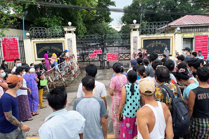 အင်းစိန်အကျဉ်းထောင်ရှေ့တွင် စောင့်ဆိုင်းနေသည့် မိသားစုဝင်များ။ (Photo: RFA)