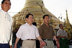 မြန်မာနိုင်ငံသို့ ၂၀ဝ၇ခုနှစ်က လာရောက်စဉ် မြောက်ကိုရီးယား ဒုတိယ နိုင်ငံခြားရေး ဝန်ကြီး ကင်မ်ယုံအီလ် (အလယ်) ဧပြီ ၂၅ရက်နေ့က ရွှေတိဂုံစေတီသို့ သွားရောက် ကြည့်ရှုစဉ် မှတ်တမ်းပုံ ဖြစ်ပါသည်။ (Photo: AFP)