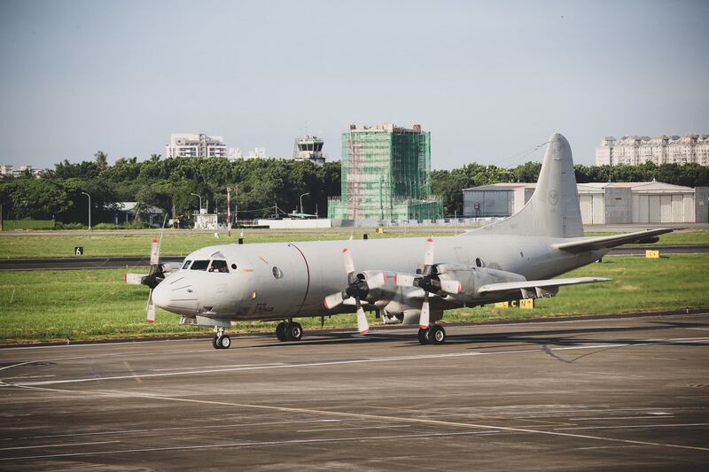 空军实施战力防护战备转场,P-3C反潜机升空起飞。(国防部提供)