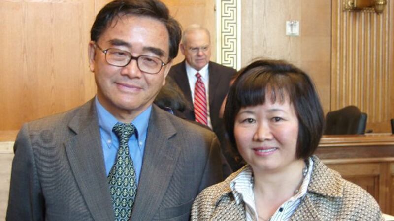 资料图片:王淑平医生(右)(香港开放杂志)