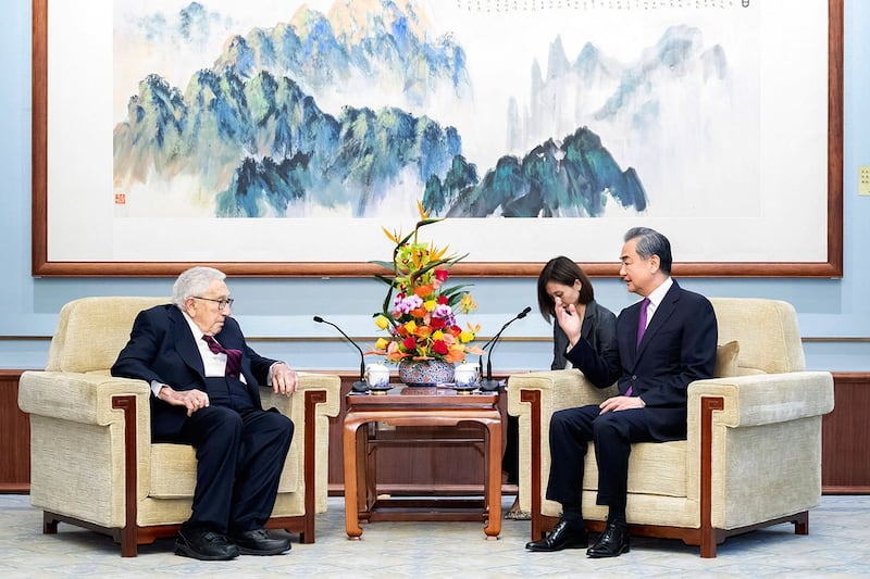 2023年7月20日,美国前国务卿基辛格在北京和中共中央外办主任王毅会晤。(中国外交部/美联社)