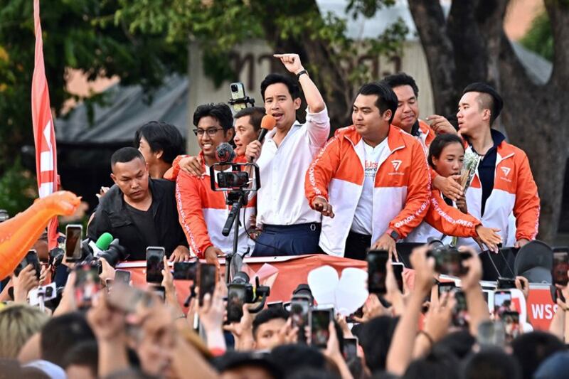 ၂ဝ၂၃ ခုနှစ် မေလ ၁၅ ရက်နေ့က Move Forward Party ပါတီ ခေါင်းဆောင် Pita Limjaroenrat ပီတ လင်ဂျာရွန်ရပ်နှင့် ပါတီထောက်ခံသူများအား ၂ဝ၂၃ ခုနှစ် မေလ ၁၅ ရက်နေ့က တွေ့ရစဉ်။ (Photo: AFP)