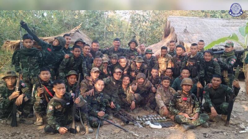 ညောင်လေးပင်ခရိုင်၊ ကျောက်ကြီးမြို့နယ်ရှိ စစ်ကောင်စီ တပ်စခန်းသုံးခုကို သိမ်းပိုက်ခဲ့ပြီးနောက် ကရင်အမျိုးသား လွတ်မြောက်ရေးတပ်မတော် (KNLA) နဲ့ ပူးပေါင်းတပ်များအား ၂၀၂၅ ခုနှစ်၊ ဖေဖော်ဝါရီ ၁၆ ရက်နေ့က ထုတ်ရစဉ်။ (Karen National Union Photo)