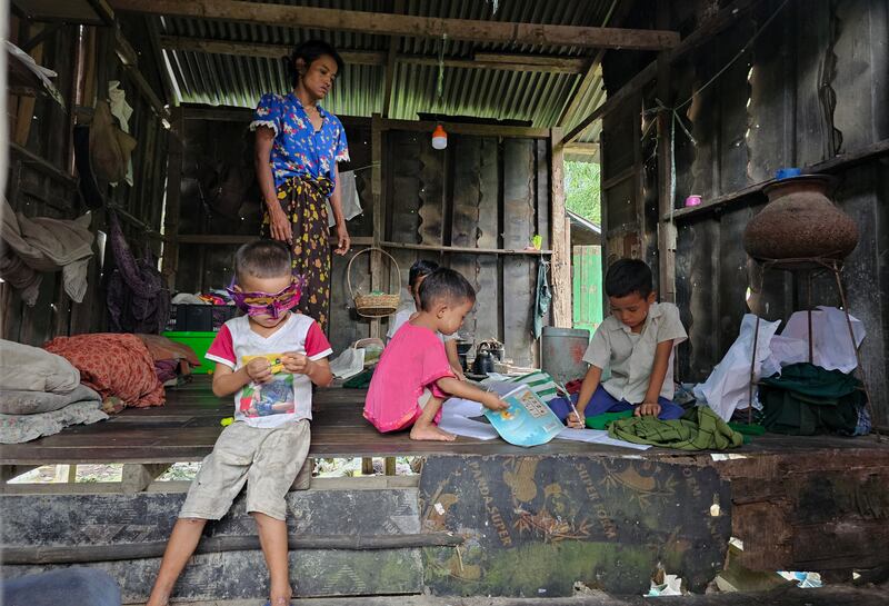 ဒေါ်အိအိစိုးတို့ မိသားစုကို ရန်ကုန်တိုင်း၊ သန်လျင်မြို့နယ် ကွမ်းခြံကုန်းရပ်ကွက်ထဲက အိမ်အဟောင်းလေးထဲမှာ ၂၀၂၃ ခုနှစ် ဇူလိုင်လက တွေ့ရစဉ်။ (Photo : RFA)