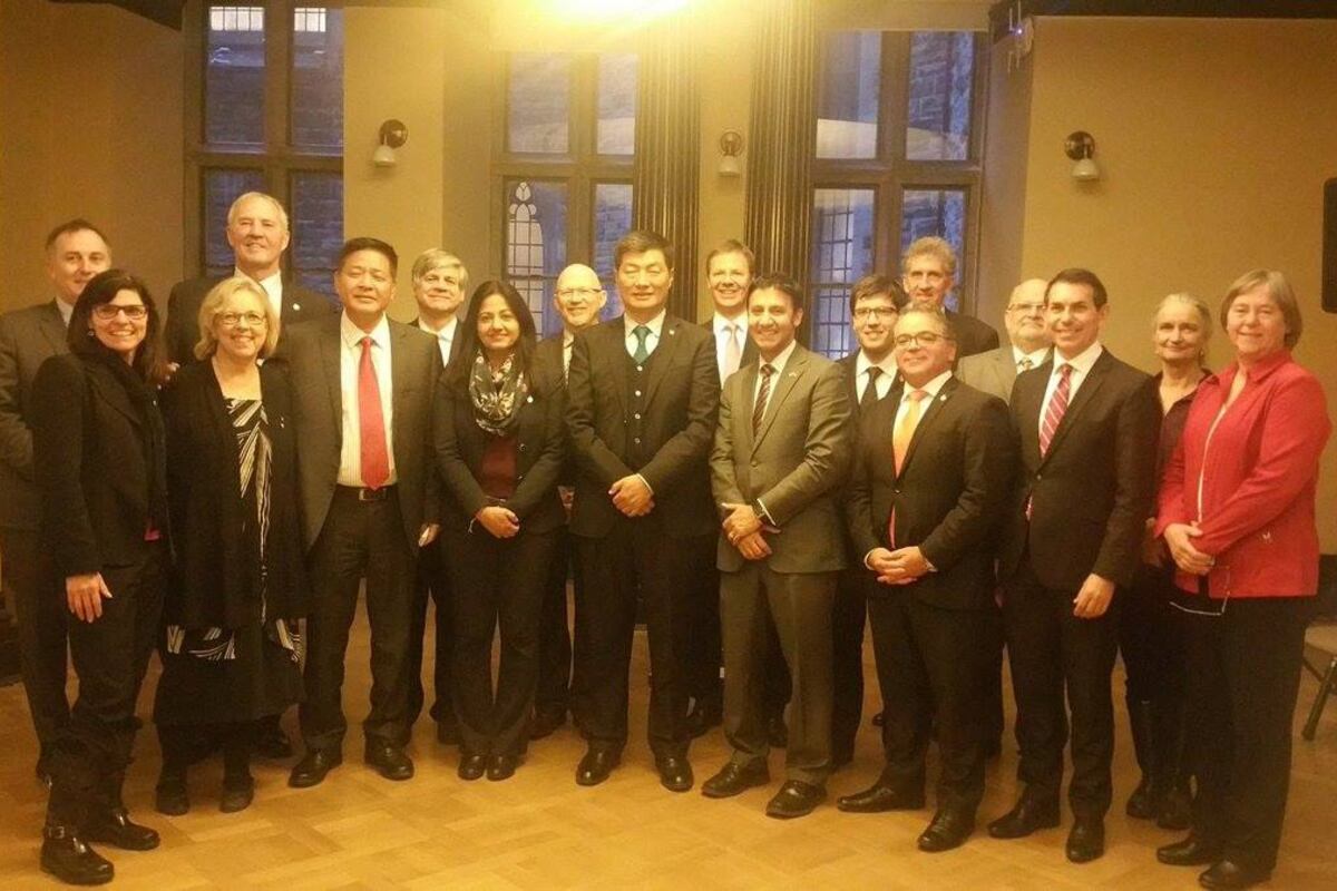 སྲིད་སྐྱོང་མཆོག་དང་བྱང་ཨ་རིའི་དོན་གཅོད་མཆོག་རྣམ་གཉིས་ཀྱིས་ཁ་ན་ཊའི་ཆབ་སྲིད་ཚོགས་པ་འདྲ་མིན་གྱི་བོད་དོན་རྒྱབ་སྐྱོར་ཚོགས་པའི་གྲོས་ཚོགས་འཐུས་མི་དང་མཇལ་འཕྲད། ༢༠༡༦།༡༡།༢༢