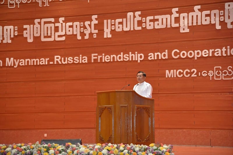 ရုရှား-မြန်မာ သံတမန်ဆက်သွယ်ထူထောင်မှု ၇၅ နှစ်မြောက် အထိမ်းအမှတ်အဖြစ် နေပြည်တော်မှာပြုလုပ်သည့် ချစ်ကြည်ရေးနဲ့ ပူးပေါင်းဆောင်ရွက်ရေးဖိုရမ်တွင် စစ်ကောင်စီဥက္ကဋ္ဌ ဗိုလ်ချုပ်မှူးကြီး မင်းအောင်လှိုင်အား ၂၀၂၃ ခုနှစ် ဖေဖော်ဝါရီလ ၁၆ ရက်နေ့က တွေ့ရစဉ်။ ( Photo : Myanmar Military )