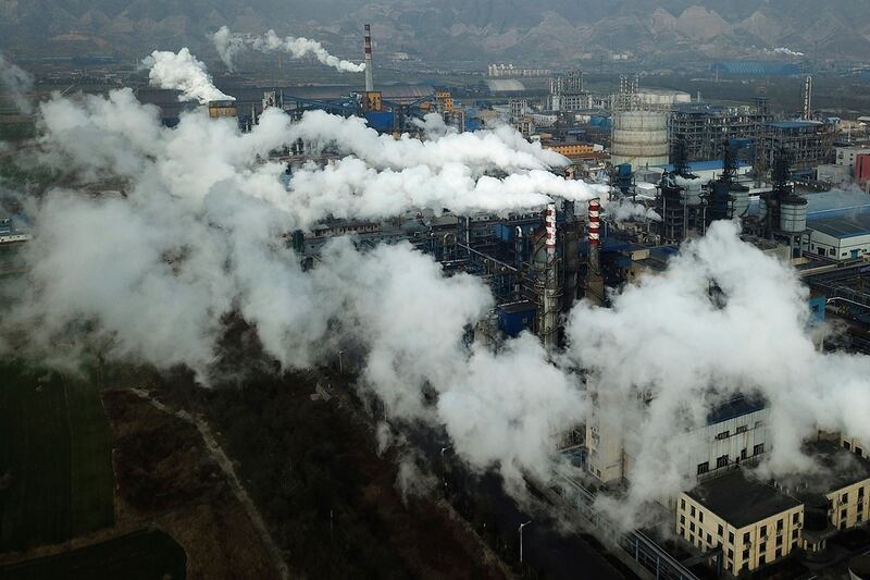山西省河津市一家煤炭加工厂冒出的浓烟(美联社)