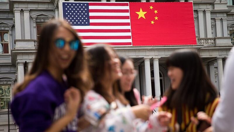 资料图片:美国首都华盛顿市区挂出的美中两国国旗(美联社)