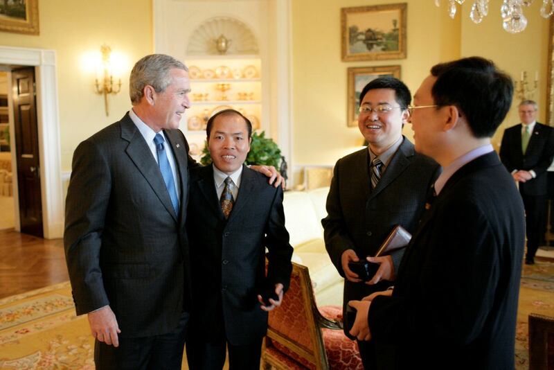 2006年王怡(右二)在白宫受到美国总统乔治·W·布什接见。(路透社)
