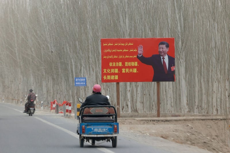 新疆维吾尔自治区沙车县,宣传习近平的标语。(美联社)